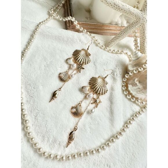 Gorgeous clamshell and seashell dangle earrings with faux pearl detail ￼ - Picture 4 of 7